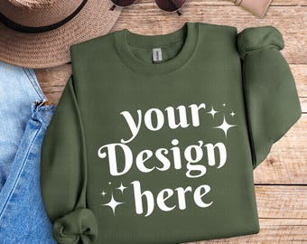 Maqueta de sudadera plana doblada Gildan 18000 verde militar Maqueta neutra Gildan 18000 Maqueta de suéter verde militar Gildan Flatlay