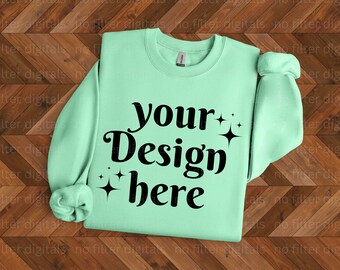 Maqueta de sudadera plegada con diseño minimalista de madera Gildan 18000 en color verde menta, maqueta 18000, maqueta plegada, sudadera con diseño plano