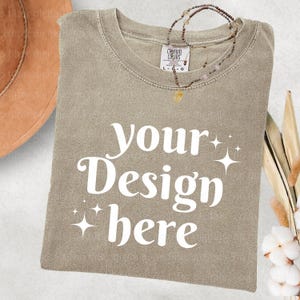 Comfort Colors 1717 Khaki T-Shirt Mockup Comfort Colors Mockup Kurzarm Shirt Flat Lay Mockup Gefaltetes 1717 Mockup Bundle Neue 1717 Mockups