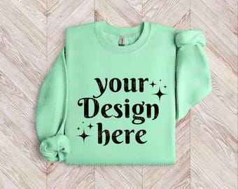 Maqueta de sudadera plegada con diseño minimalista de madera Gildan 18000 en color verde menta, maqueta 18000, maqueta plegada, sudadera con diseño plano