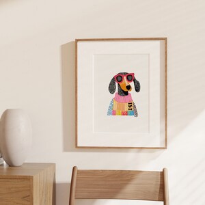 K&ouml;nnte beinhalten: Eine digitale Illustration eines Dackels, der eine rosa Sonnenbrille und einen bunten Pullover tr&auml;gt. Der Hund schaut direkt auf den Betrachter.