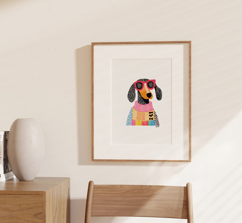 K&ouml;nnte beinhalten: Eine digitale Illustration eines Dackels, der eine rosa Sonnenbrille und einen bunten Pullover tr&auml;gt. Der Hund schaut direkt auf den Betrachter.