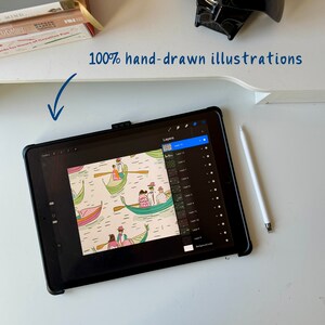 K&ouml;nnte beinhalten: Eine digitale Illustration eines Musters mit Gondeln und Personen in einem farbenfrohen, handgezeichneten Stil. Die Illustration wird auf einem digitalen Zeichentablett mit einem Stift und einem Ebenen-Panel angezeigt, das auf dem Bildschirm sichtbar ist. Der Text "100% hand-drawn illustrations" ist &uuml;ber dem Tablet geschrieben.