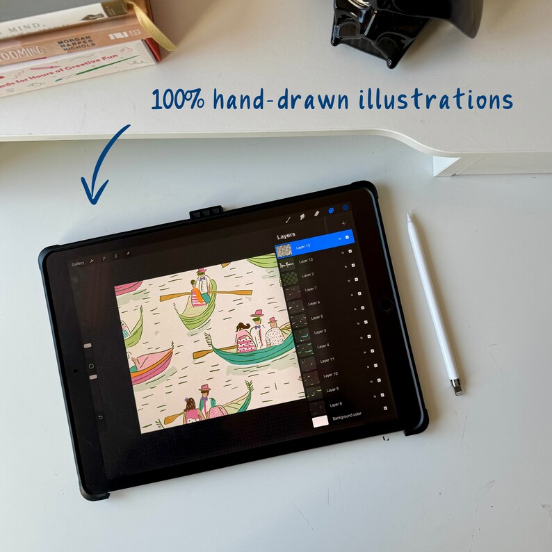 K&ouml;nnte beinhalten: Eine digitale Illustration eines Musters mit Gondeln und Personen in einem farbenfrohen, handgezeichneten Stil. Die Illustration wird auf einem digitalen Zeichentablett mit einem Stift und einem Ebenen-Panel angezeigt, das auf dem Bildschirm sichtbar ist. Der Text "100% hand-drawn illustrations" ist &uuml;ber dem Tablet geschrieben.