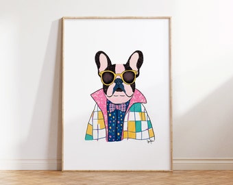 Könnte beinhalten: Eine gerahmte Illustration eines französischen Bulldoggen, der eine gelbe Sonnenbrille und eine Fliege trägt. Der Hund trägt eine bunte karierte Jacke mit einem blau-weiß gepunkteten Hemd darunter.