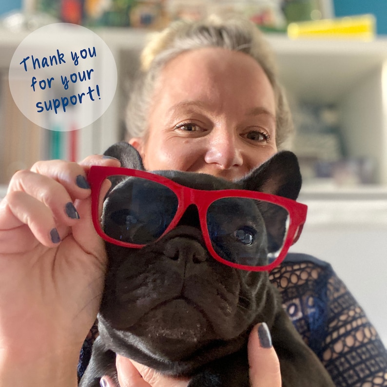 K&ouml;nnte beinhalten: Eine Frau und eine schwarze Franz&ouml;sische Bulldogge mit roten Sonnenbrillen. Die Frau h&auml;lt den Hund und l&auml;chelt. Der Text "Thank you for your support!" befindet sich in einem wei&szlig;en Kreis hinter der Frau und dem Hund.