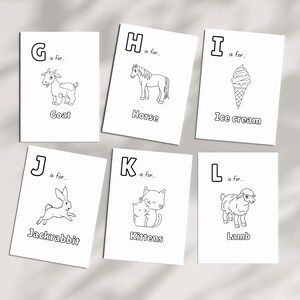 Op de afbeelding: Zwart-witte alfabetkaarten met illustraties van een geit, een paard, een ijshoorn, een konijn, kittens en een lam. Elke kaart heeft een letter en de zin "is for..." gevolgd door de naam van het getekende item.