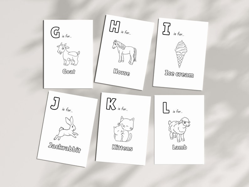 Op de afbeelding: Zwart-witte alfabetkaarten met illustraties van een geit, een paard, een ijshoorn, een konijn, kittens en een lam. Elke kaart heeft een letter en de zin "is for..." gevolgd door de naam van het getekende item.