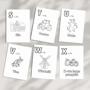 Op de afbeelding: Zwart-witte alfabetkaarten met illustraties van boerderijdieren, een tractor, een silo, een windmolen, een wijnstok en pompoenen. De letters S, T, U, V, W en X staan op de kaarten. Elke kaart heeft de letter en de tekst "is voor..." gevolgd door de naam van het object.