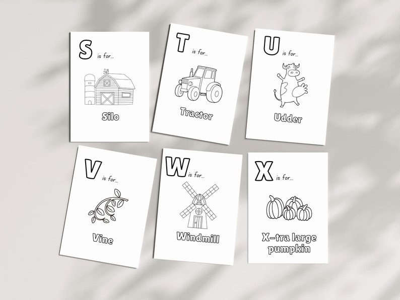 Op de afbeelding: Zwart-witte alfabetkaarten met illustraties van boerderijdieren, een tractor, een silo, een windmolen, een wijnstok en pompoenen. De letters S, T, U, V, W en X staan op de kaarten. Elke kaart heeft de letter en de tekst "is voor..." gevolgd door de naam van het object.