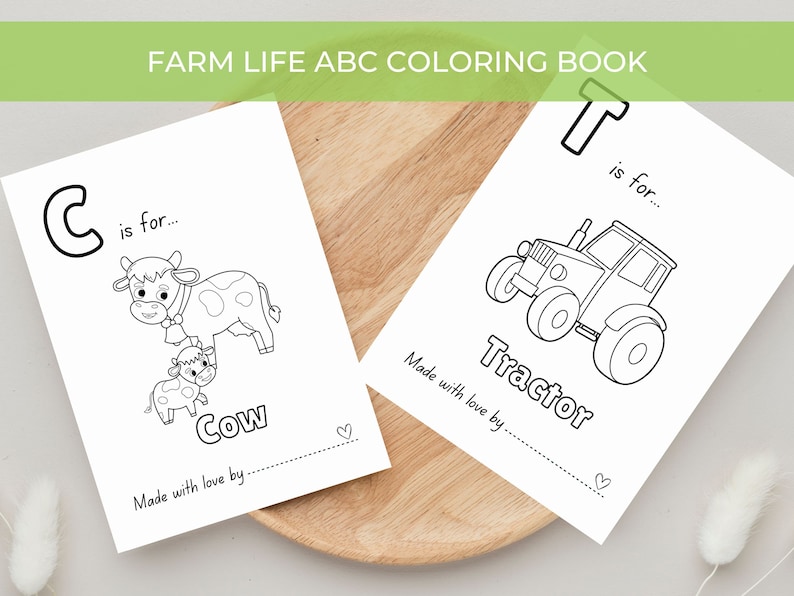 Op de afbeelding: Zwart-witte kleurplaten met de letters C en T, met illustraties van een koe en een tractor. De pagina's bevatten de tekst "C is voor... Koe" en "T is voor... Tractor".