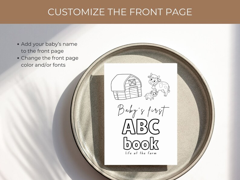 Op de afbeelding: Een zwart-witte illustratie van een schuur, twee koeien en de tekst "Baby's first ABC book life at the farm".