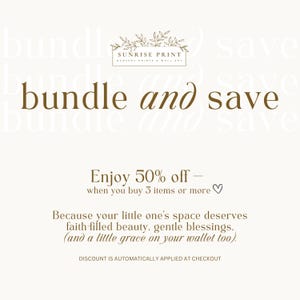 以下が含まれることがあります： 茶色のエレガントなフォントで「bundle and save」と書かれたクリーム色のグラフィック。画像には「Enjoy 50% off」というテキストと、Sunrise Print Nursery Prints & Wall Artのロゴが含まれています。