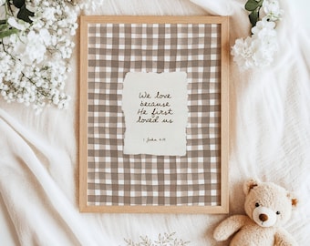 Pôster com versículo bíblico em guingão, arte digital neutra para berçário de meninos, presente cristão: Amamos porque Ele nos amou primeiro, 1 João 4:19