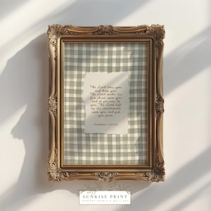 以下が含まれることがあります： 金色の装飾フレームに入ったプリント。プリントは、手書きのテキストが中央にある紙片が付いた、明るい緑と白のギンガムチェックの背景が特徴です。テキストは「The Lord bless you and keep you...Numbers 6:24-26」と書かれています。
