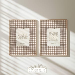 Könnte beinhalten: Zwei gerahmte Drucke mit einem braun-weiß karierten Hintergrund. Jeder Druck zeigt ein zerrissenes Papier mit handschriftlichem Text aus Jeremia. Der untere Teil des Bildes trägt den Text "SUNRISE PRINT NURSERY PRINTS & WALL ART".