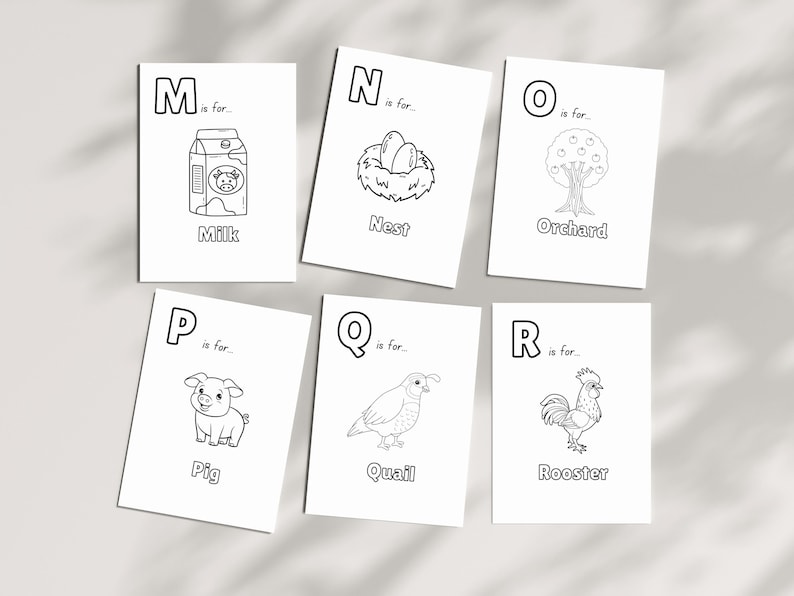 Op de afbeelding: Zwart-witte alfabetkaarten met illustraties voor de letters M tot en met R. De illustraties omvatten een pak melk, een vogelnest, een boomgaard, een varken, een kwartel en een haan.