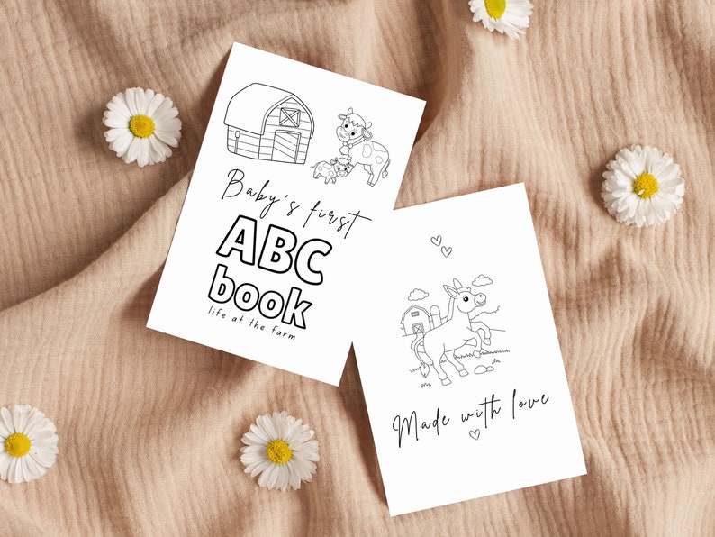 Op de afbeelding: Twee zwart-witte printbare kleurplaten voor een eerste ABC-boek voor baby's. De eerste pagina toont een schuur, koeien en de tekst "Baby's first ABC book, life at the farm". De tweede pagina toont een ezel, een schuur en de tekst "Made with love".