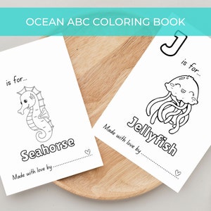 Puede incluir: Páginas para colorear en blanco y negro con las letras S y J, con ilustraciones de un caballito de mar y una medusa. Las páginas incluyen el texto "S es para... Caballito de mar" y "J es para... Medusa".