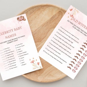 Peut inclure: Deux cartes de jeu de baby shower imprimables roses et brunes. La premi&egrave;re carte contient une liste de noms de b&eacute;b&eacute;s de c&eacute;l&eacute;brit&eacute;s et demande aux joueurs de deviner quelle c&eacute;l&eacute;brit&eacute; est la m&egrave;re. La deuxi&egrave;me carte contient une liste de contes de vieilles femmes sur la pr&eacute;diction du sexe d'un b&eacute;b&eacute;, avec un espace pour marquer si le conte pr&eacute;dit un gar&ccedil;on ou une fille.