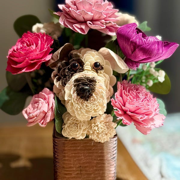 Composition personnalisée pour chien avec fleurs en bois de sola : cadeau commémoratif de chien personnalisé