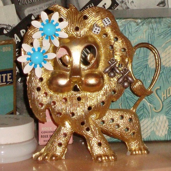 Kitschy Cute Vintage Lion Earring Display