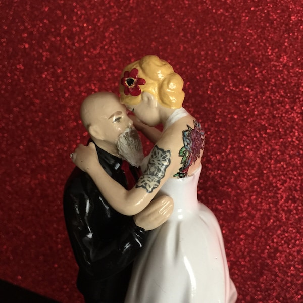 Bald & Bart Bräutigam mit tätowierte Braut Hochzeit Cake Topper. Individuell bemalt und personalisiert, um Dir zu ähneln