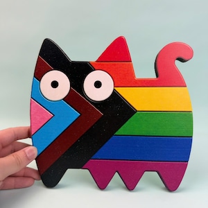 Träkloss för Progress Pride-katt, HBTQ-regnbågskatthylla, inkluderande Pride-flaggakattkonst, färgglad queer träklossdekor