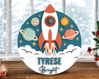 Letrero con nombre de cohete y planetas para guardería (cortado a láser, SVG), habitación de bebé con temática espacial (SVG), arte de pared infantil personalizado (SVG), letrero redondo del espacio exterior (SVG)