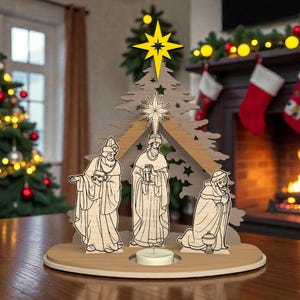 Może przedstawiać: Drewniana szopka bożonarodzeniowa z trzema postaciami mędrców, gwiazdą i świecznikiem. Figurki są w kolorze jasnobrązowym, z gwiazdą na szczycie drewnianego drzewa. Scena ustawiona jest na drewnianym stole.