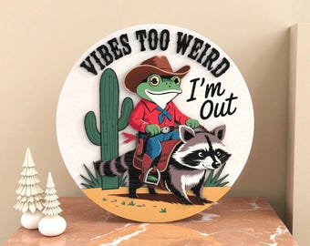 Vibes Too Weird I'm Out Svg, Rana Vaquera Divertida Svg, Letrero Redondo de Mapache Svg, Colgador de Puerta del Oeste Svg, Archivo de Corte Láser para Glowforge Cricut