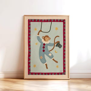 Puede incluir: Una impresión enmarcada con una ilustración de un mono con un traje de circo. El mono, con cara marrón, está colgado de una cuerda negra, sosteniendo un sombrero de copa. El fondo es azul claro con estrellas y una luna creciente.
