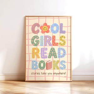 Puede incluir: Una lámina decorativa rectangular con fondo amarillo claro y cuadrícula rosa. El texto dice COOL GIRLS READ BOOKS con una flor sonriente y un icono de libro. Debajo, el texto dice stories take you anywhere!