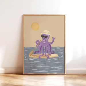 Puede incluir: Una lámina enmarcada que muestra un pulpo morado con un sombrero de pescador beige y gafas de sol negras sobre una tabla de surf en agua azul. El pulpo sostiene un remo de madera con un tentáculo y hace un gesto de shaka con otro.