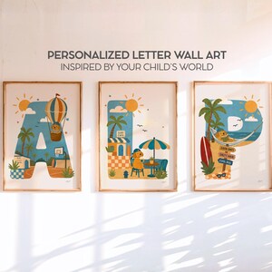 Puede incluir: Tres láminas de arte mural enmarcadas con las letras A, L y P. Cada letra contiene ilustraciones coloridas de perros en entornos de playa y aire libre, incluyendo un globo aerostático, un café de surf y una hamaca. El texto dice PERSONALIZED LETTER WALL ART INSPIRED BY YOUR CHILD'S WORLD.