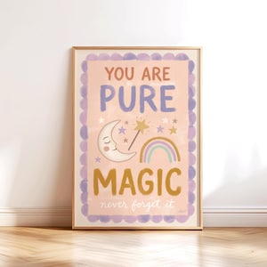 Puede incluir: Una impresión artística enmarcada con las palabras "YOU ARE PURE MAGIC" en una fuente caprichosa. La obra de arte presenta una luna creciente con los ojos cerrados, una varita de estrella, un arcoíris y estrellas, todo en colores pastel suaves.