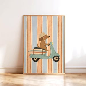 Puede incluir: Impresión artística enmarcada de un perro marrón con sombrero, montando una vespa azul claro con una tabla de surf. El fondo tiene rayas verticales en azul claro y melocotón. La obra de arte se exhibe en un suelo de madera.