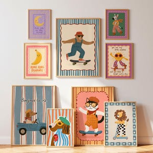 Op de afbeelding: Een verzameling ingelijste kunstprints met grillige dierenillustraties. De prints bevatten een beer op een skateboard, een kat op een skateboard, een zebra in een jumpsuit en een hond die een auto bestuurt. Andere prints tonen een banaan, een maan en een zon.