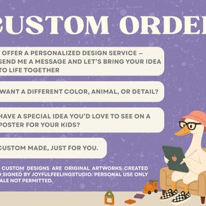 Pu&ograve; includere: Un poster viola con la scritta "CUSTOM ORDER". Il poster offre un servizio di design personalizzato, con un'anatra dei cartoni animati con occhiali e cappello. I disegni sono personalizzati.