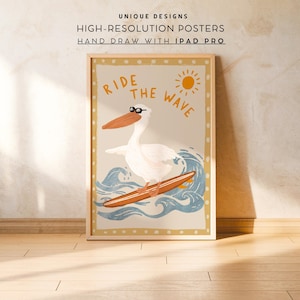K&ouml;nnte beinhalten: Ein Poster mit einem wei&szlig;en Pelikan, der eine Sonnenbrille tr&auml;gt und auf einer Welle surft. Das Poster hat eine gelbe Sonne und den Text "Ride the Wave" in einer Retro-Schrift.