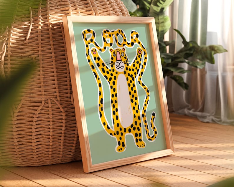 K&ouml;nnte beinhalten: Eine gerahmte Illustration eines gelben und schwarzen Leoparden mit einem gefleckten Schwanz. Der Leopard h&auml;lt seinen Schwanz in die Luft und der Schwanz bildet das Wort "Roar". Der Hintergrund ist hellblaugr&uuml;n.