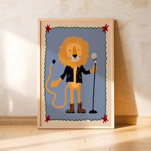 Puede incluir: Una impresión artística enmarcada que presenta un león de dibujos animados con una chaqueta de cuero negra y botas marrones, sosteniendo un micrófono. El león tiene una melena dorada y está sobre un fondo azul con un borde decorativo y acentos de estrella roja. El marco es marrón claro.