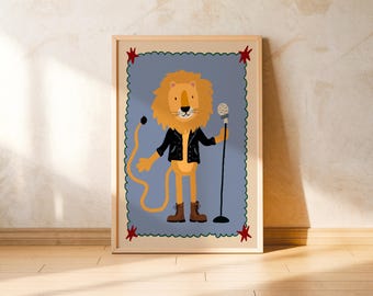 Può includere: Una stampa artistica incorniciata con un leone dei cartoni animati con una giacca di pelle nera e stivali marroni, che tiene un microfono. Il leone ha una criniera dorata ed è ambientato su uno sfondo blu con un bordo decorativo e accenti di stelle rosse. La cornice è marrone chiaro.
