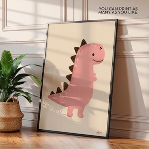 Pu&ograve; includere: Stampa incorniciata con un'illustrazione di un dinosauro rosa con spine marroni. Il dinosauro ha una faccia sorridente su uno sfondo beige. Il testo "YOU CAN PRINT AS MANY AS YOU LIKE" &egrave; in alto.