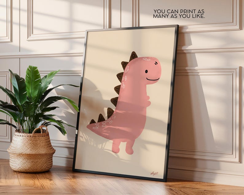 Pu&ograve; includere: Stampa incorniciata con un'illustrazione di un dinosauro rosa con spine marroni. Il dinosauro ha una faccia sorridente su uno sfondo beige. Il testo "YOU CAN PRINT AS MANY AS YOU LIKE" &egrave; in alto.