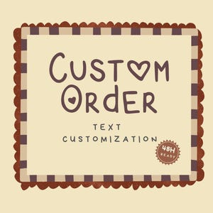 Puede incluir: Un gráfico rectangular beige con un borde festoneado marrón y un borde interior a rayas. Las palabras "Custom Order" están escritas en marrón oscuro, con un tipo de letra manuscrita, con un símbolo de corazón. El texto de abajo dice "Text Customization" y una pequeña insignia dice "48H Ready".