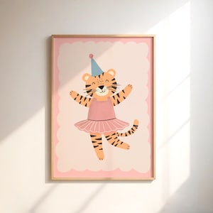 Puede incluir: Una impresión artística enmarcada que presenta un tigre de dibujos animados con un vestido rosa y un gorro de fiesta azul. El tigre tiene rayas naranjas y negras y está sobre un fondo rosa con un borde festoneado. La obra de arte está en un marco de madera.