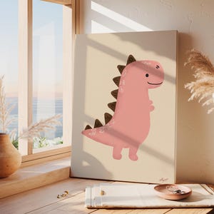 Pu&ograve; includere: Illustrazione di un dinosauro rosa su tela. Il dinosauro ha spine marroni scure e un viso sorridente. Lo sfondo &egrave; di colore beige chiaro. L'opera d'arte &egrave; esposta vicino a una finestra con luce naturale.