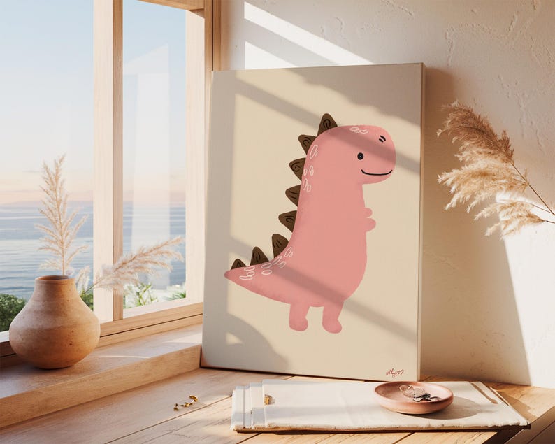Pu&ograve; includere: Illustrazione di un dinosauro rosa su tela. Il dinosauro ha spine marroni scure e un viso sorridente. Lo sfondo &egrave; di colore beige chiaro. L'opera d'arte &egrave; esposta vicino a una finestra con luce naturale.