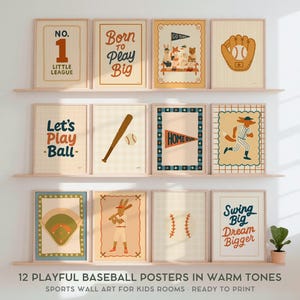 Puede incluir: Una colección de doce carteles con temática de béisbol en tonos cálidos, exhibidos en estantes. Los carteles presentan ilustraciones y frases relacionadas con el béisbol como "Born to Play Big" y "Let's Play Ball". El texto "12 Playful Baseball Posters" también es visible.